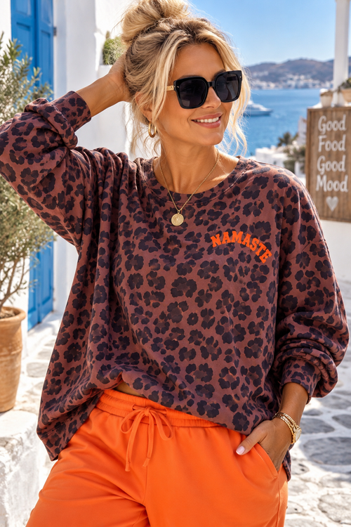 curvy-damen-sweatshirt-braun-leo-print-oversize-namaste-ruckenprint-44-54